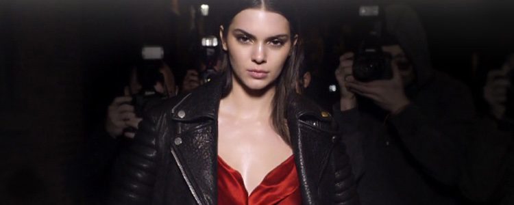 Kendall Jenner protagoniza la nueva campaña de Estée Lauder para el perfume 'Modern Muse Le Rouge Gloss'