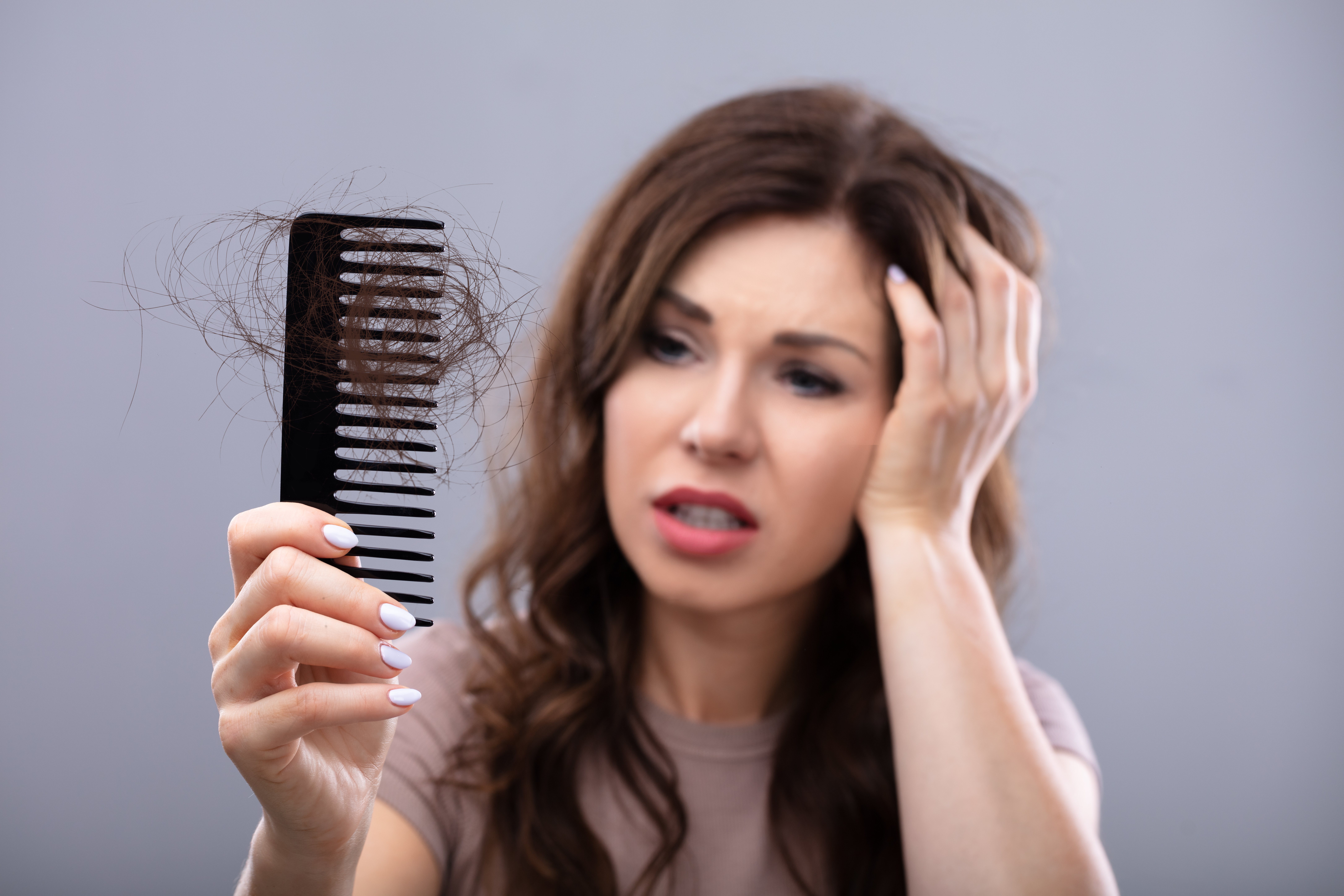 Debes evitar usar peinados con púas de plástico