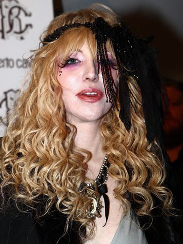 Courtney Love con la mirada trapada por un adorno del cabello