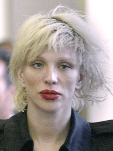 Courtney Love despeinada llegando al juzgado