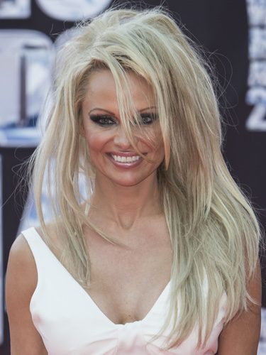 Pamela Anderson con el pelo cardado y despeinado en un evento en Monte Carlo