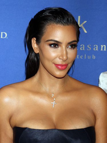 Kim Kardashian con el cabello efecto mojado