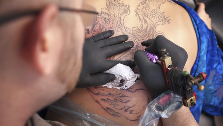 Los tatuajes son un nuevo foco de bacterias para tu cuerpo