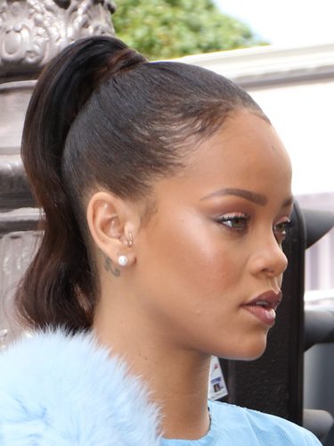 Rihanna con un maquillaje radiante