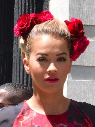 Rita Ora con un recogido decorado con rosas rojas
