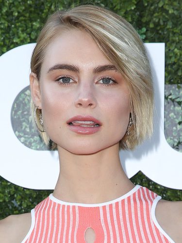Lucy Fry con un maquillaje radiante