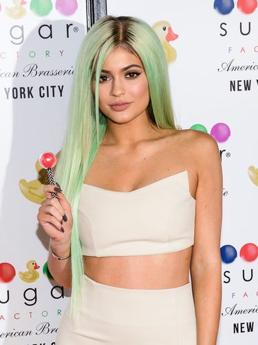 Kylie Jenner con una peluca verde