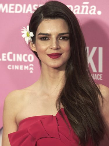 Clara Lago con una flor en el cabello