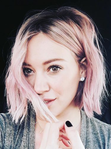 Hilary Duff con el pelo rosa