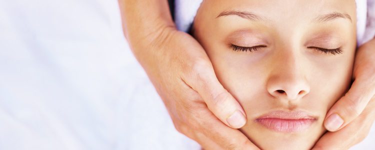 El masaje Kobido funciona como un lifting natural que ayuda a mantener la piel tersa durante más tiempo
