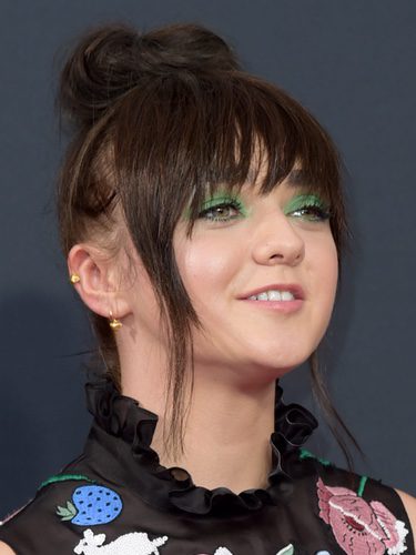 Maisie Williams con sombra de ojos verde