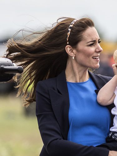 Kate Middleton recoge su cabello con una diadema de lunares