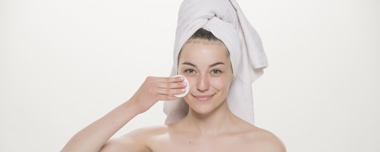Tan solo se necesitan tres sencillos pasos para que tu piel grasa se mantenga sana y limpia 