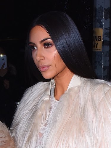 Kim Kardashian con un maquillaje en tonos tierra muy natural