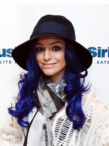 Cher Lloyd con un sombrero a juego con su cabello