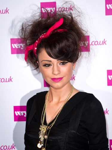 Cher Lloyd con un lazo y la coleta cardada