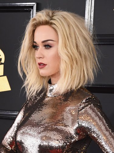 Katy Perry opta por las ondas surferas para su nueva melena rubia
