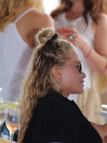 Mary-Kate Olsen con half-up bun