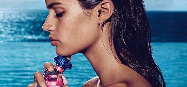 Sara Sampaio en la campaña del nuevo perfume de edición limitada 'Very Sexy Now' de Victoria's Secret