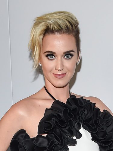 Katy Perry con peinado de aires punk