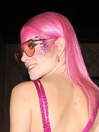 Pixie Lott con el pelo rosa