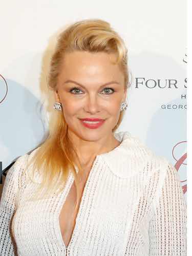 Pamela Anderson luciendo tupé