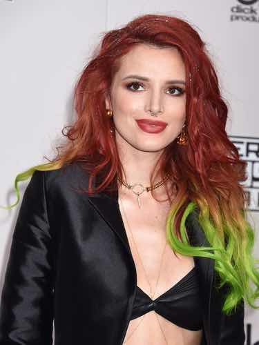 La actriz con el pelo rojo y verde 