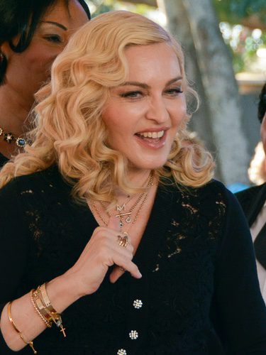 Madonna con melena suelta con ondas
