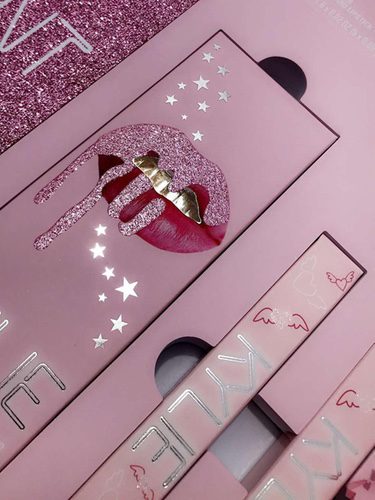 Packaging de los productos de la edición limitada 'Kylie Cosmetics Birthday Collection'