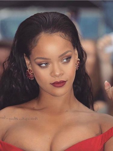 Rihanna con un maquillaje en tonos rojizos