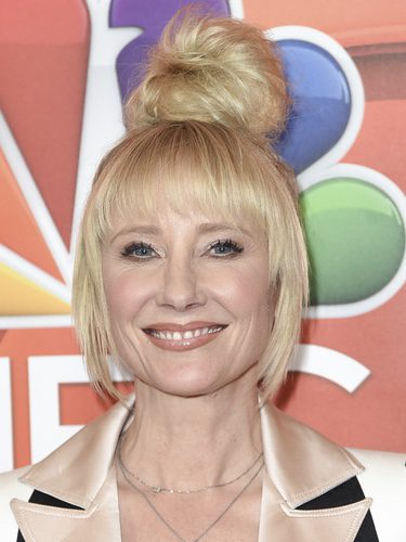 Anne Heche con maxi moño y maquillaje natural