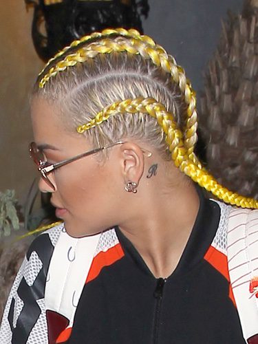 Rita Ora con boxer braids amarillas