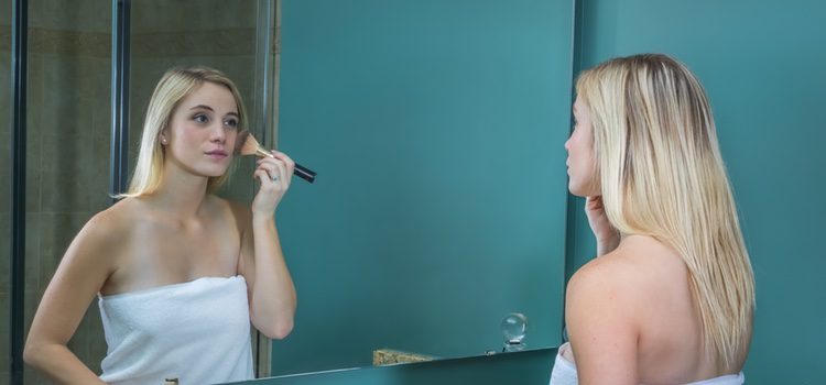 Una vez te hayas aplicado la crema hidratante podrás proceder a ponerte la base de maquillaje