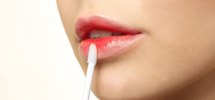 Para los labios puedes optar por un gloss transparente o en un color clarito