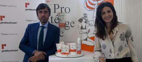 El Dr. Raúl de Lucas y Nuria Roca en la presentación de los fotoprotectores solares Protextrem