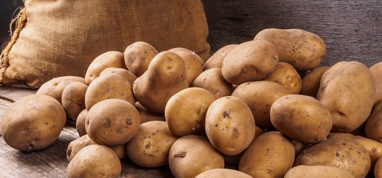 La patata es rica en taninos, flavonoides y alcaloides que lo hacen beneficiosa para la piel