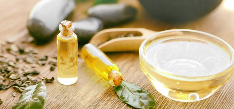 El aceita de árbol de té se puede aplicar en la piel sin diluir aunque también lo puedes mezclar con un poco de agua