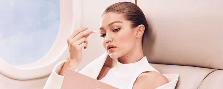 Imagen promocional de la primera paleta de maquillaje de Gigi Hadid con Maybelline
