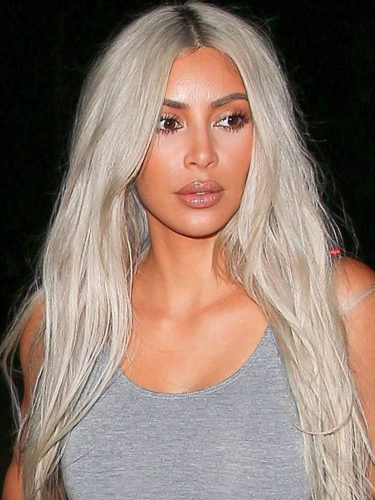 Kim Kardashian, con melena larga y rubio platino