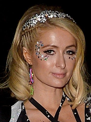 Paris Hilton con un maquillaje brillante en el festival Coachella 2018