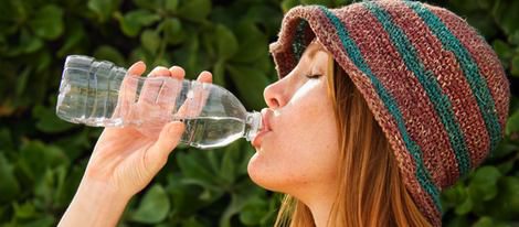 beber un litro y medio de agua al día