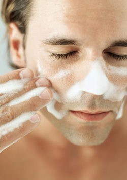 Tratamientos de belleza para hombres: Limpieza facial básica paso