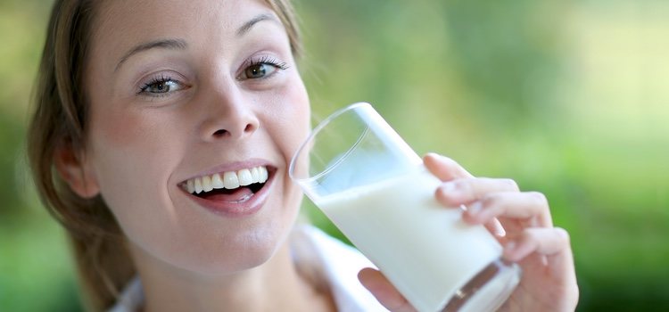 Beber leche ayudará a mantener tus dientes sanos y fuertes