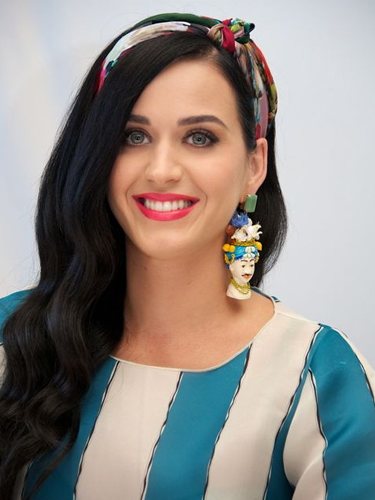 Katy Perry, con pañuelo y raya lateral