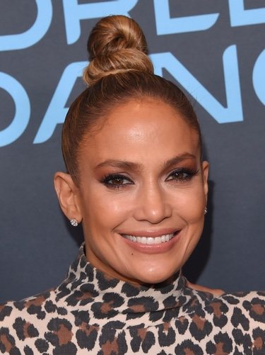 Jennifer Lopez con un maquillaje en tonos nude