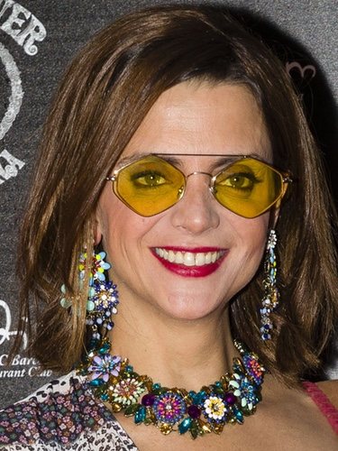Macarena Gómez con unas gafas de sol con cristales amarillos
