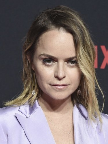 Taryn Manning opta por un maquillaje nada favorecedor para asistir al evento de Netflix