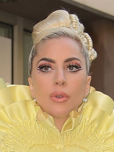 Lady Gaga con un recogido alto paseando por las calles de Nueva York