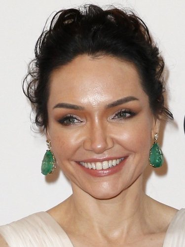 Katrina Lenk con unos pendientes verde esmeralda en los Premios Tony 2018