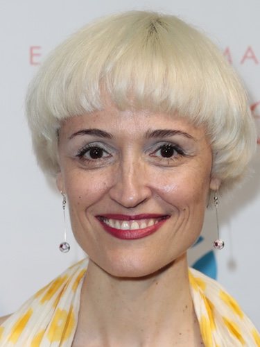 Laura Pamplona con el cabello rubio platino en un evento contra el cáncer de piel